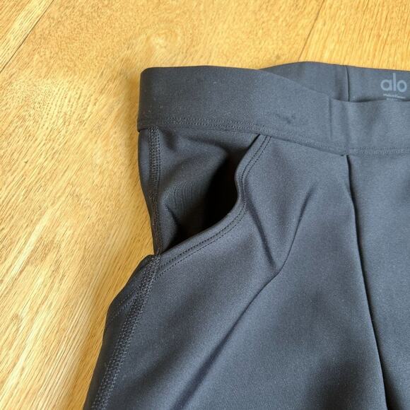 Alo Leggings with Pockets in Black - Picture 2 of 6